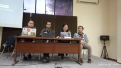 Sejumlah perwakilan koalisi masyarakat sipil dari Greenpeace, Walhi Jakarta, Rujak Centre for Urban Studies dan LBH Jakarta saat menggelar konferensi pers di Jakarta, Senin, 6 Januari 2020. (Foto: VOA/Sasmito)