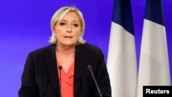 Marine Le Pen donne un discours après sa ddéfaite à Chalet du Lac au Bois de Vincennes à Paris, le 7 mai 2017.