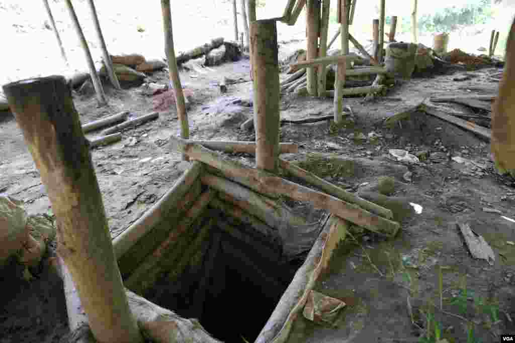 Une entrée d&rsquo;une mine souterraine où assez petite à travers laquelle des creuseurs artisanaux vont à la recherche de l&rsquo;or au péril de leur vie à Atunso Cocoase, le 16 octobre, à Atunsu, Ghana. (Chris Stein / VOA) 