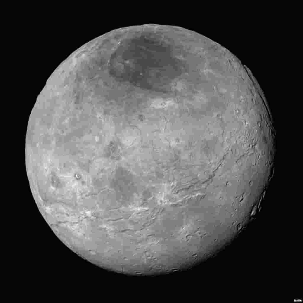 Bulan terbesar Pluto, Charon, diambil dari pesawat antariksa New Horizons milik NASA,10 jam sebelum mencapai jarak terdekat dengan planet kerdil itu pada 14 Juli 2015 dari jarak 290.000 kilometer.