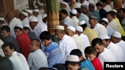 Warga etnis Uighur di kota Kashgar, provinsi Xinjiang melakukan salat tarawih bersama di sebuah masjid (4/8). Pemerintah China membatasi pelaksanaan ibadah Ramadan di Xinjiang. 