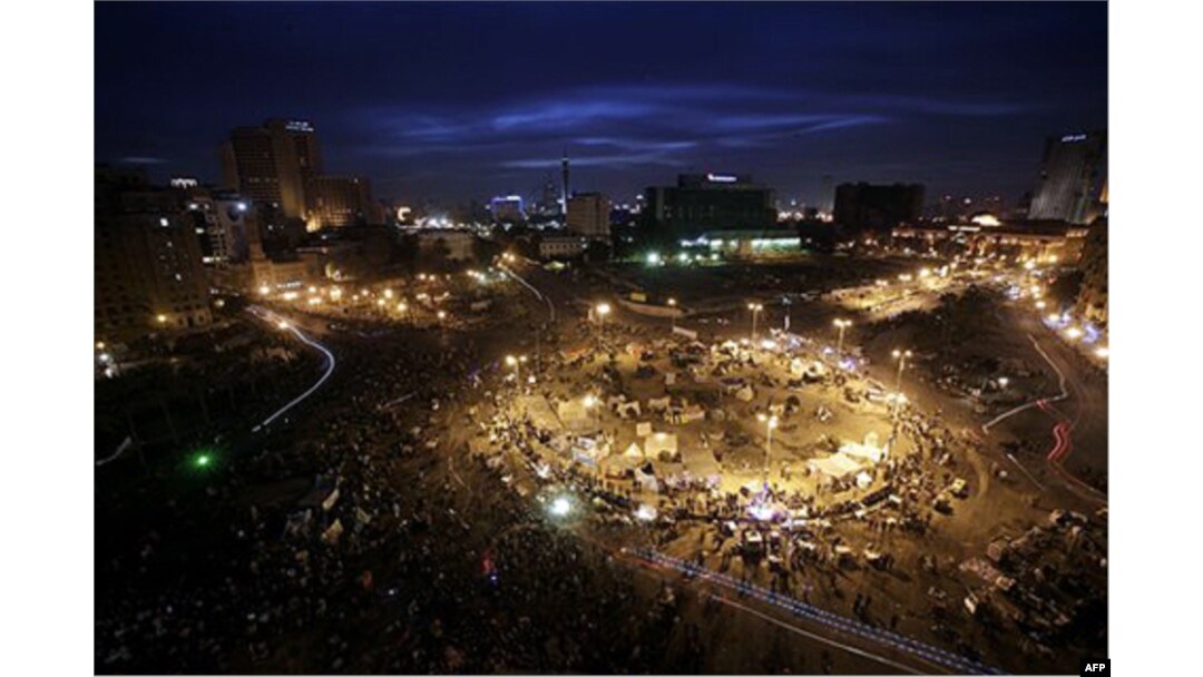 Qohira markazidagi "Tahrir" maydonidan tunu kun odam arimaydi, 3-fevral 2012