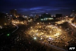 Qohira markazidagi "Tahrir" maydonidan tunu kun odam arimaydi, 3-fevral 2012