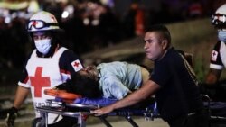 Des secouristes transportent une personne blessée sur une civière après l'effondrement partiel d'un viaduc de métro sur lequel se trouvaient des wagons à la station Olivos de Mexico, au Mexique, le 3 mai 2021.