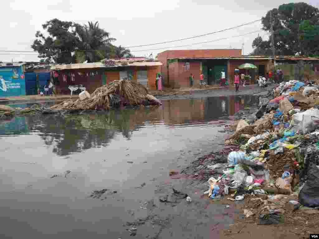 Angola, Luanda. Muito lixo e uma grande lagoa são o retrato da consequência das chuvas na capital. 25 de Abril de 2014