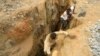 Des orpailleurs artisanaux travaillent dans une mine d'or à Al-Ibedia, dans l'État du Nil, au Soudan, le 30 juillet 2013. (archives)