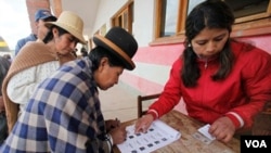 Los políticos opositores dijeron que el voto nulo marca la primera derrota de Evo Morales en las urnas desde el 2005.