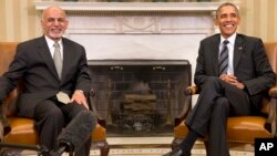 Presiden AS Barack Obama (kanan) bertemu Presiden Afghanistan Ashraf Ghani di Gedung Putih, Selasa (24/3). 