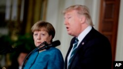 Le président américain Donald Trump, à droite, et la Chancelière allemande Angela Merkel lors d’une conférence de presse, à la Maison Blanche, à Washington, 17 mars 2017.