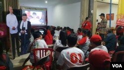 Nonton Bareng Debat capres perdana di Posko Mega Gotong Royong PDI-P pengusung capres nomor 01 Jokowi-Ma'ruf Amin di Solo, Kamis malam (17/1).