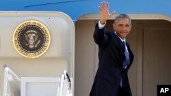 U.S. President Barack Obama boards Air Force One to depart for Hawaii, on his way to tour Midway Atoll and attend summits in Laos and China, from Reno-Tahoe International Airport in Reno, Nevada, U.S. August 31, 2016. (AP Photo/Manuel Balce Ceneta)