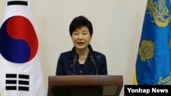 박근혜 한국 대통령이 19일 청와대에서 열린 전국 시도지사 간담회에서 모두발언하고 있다.