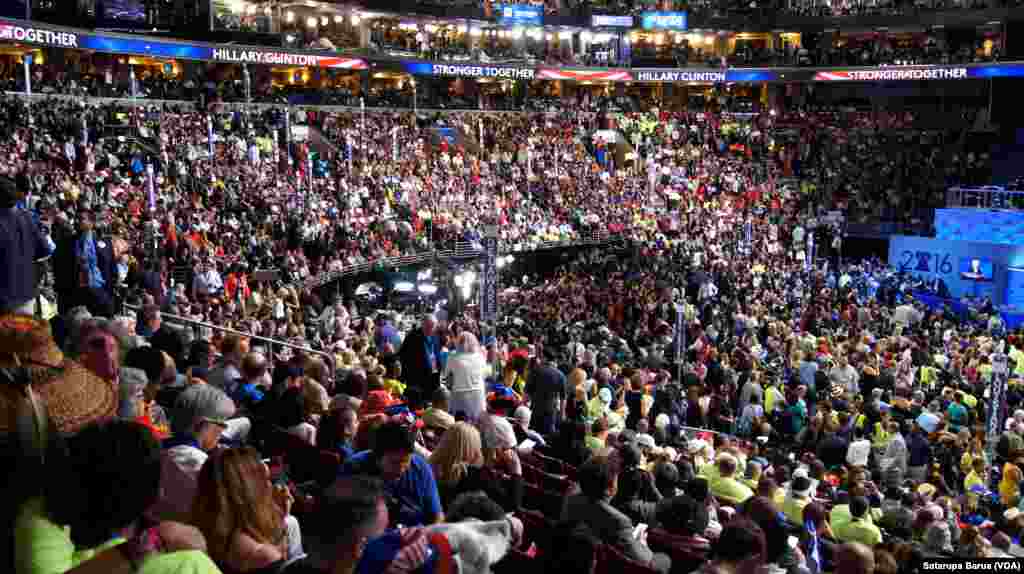 The Wells Fargo Arena in Philadelphia was packed on the final night of the Democratic National Convention, July 28, 2016. (Satarupa Barua/VOA)
