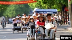 Du khách Trung Quốc trên xích lô dạo quanh Hà Nội