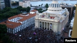 Ribuan orang berkumpul untuk memberikan penghormatan terakhir kepada anggota dewan kota Rio de Janeiro, Marielle Franco, 38, yang ditembak mati, di luar gedung Majelis Negara Bagian di Rio de Janeiro, Brasil, 15 Maret 2018.