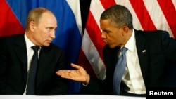 Rossiya prezidenti Vladimir Putin (chapda) va AQSh rahbari Barak Obama Meksikada o'tgan xalqaro yig'inda o'zaro suhbatlashmoqda, Los-Kabos, Meksika, 18-iyun, 2012-yil.