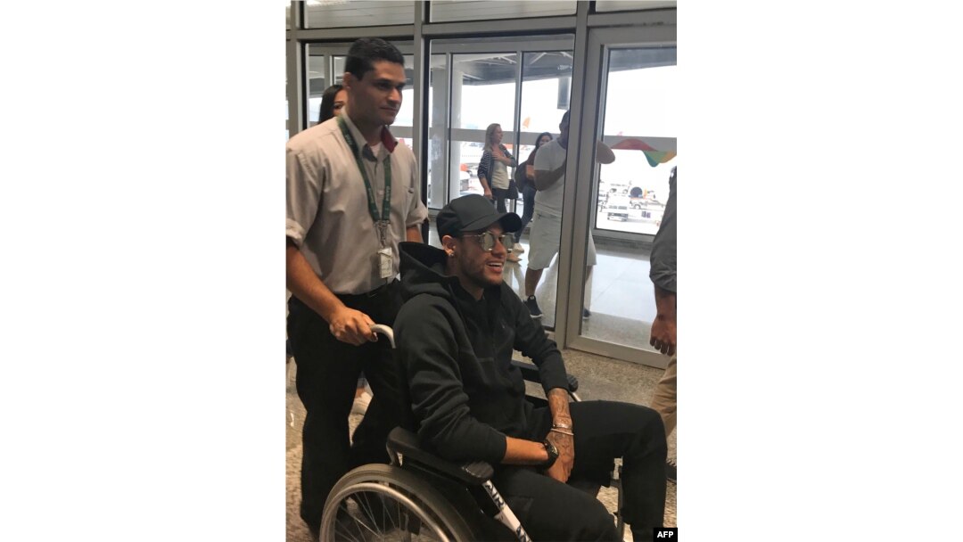 Gambar yang diambil dari akun Twitter @Claire_Dorland memperlihatkan bintang sepak bola Brazil, Neymar, tiba di Rio de Janeiro setelah terbang dari Paris, 1 Maret 2018, untuk menjalani operasi kaki.