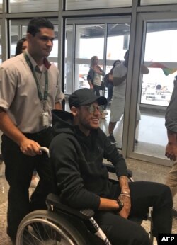 Gambar yang diambil dari akun Twitter @Claire_Dorland memperlihatkan bintang sepak bola Brazil, Neymar, tiba di Rio de Janeiro setelah terbang dari Paris, 1 Maret 2018, untuk menjalani operasi kaki.