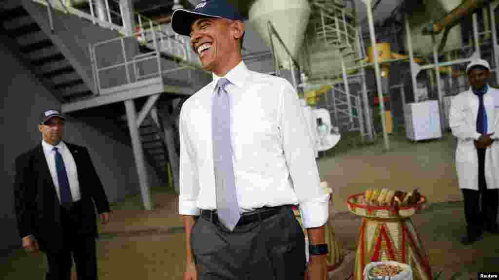 Le président américain Barack Obama dans l&#39;usine Faffa alimentaire, Addis-Abeba, 28 juillet 2015.