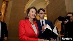 Nancy Pelosi habla con un asistente cuando se dirige a un evento que promueve la "Ley de Aumento del Salario" y un salario mínimo nacional de $ 15 por hora poco después de pedirle al Presidente Donald Trump que demore el discurso sobre el Estado de la Unión.