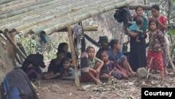 မြန်မာပြည်တွင်းက စစ်ဘေးပဋိပက္ခတွေအတွင်း အိုးအိမ်စွန့်ခွါ ထွက်ပြေးနေကြရတဲ့ ကလေးများ။ (ယခင် မှတ်တမ်းဓာတ်ပုံ)