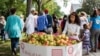 Members of an interfaith group that sponsored Unity Walk 2017 in the U.S. capital prepared apples for marchers in the annual peaceful demonstration for peace and tolerance on Sunday 09/10/17. (B. Bradford/VOA) 