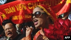 Nhà hoạt động Bùi thị Minh Hằng tham gia trong một cuộc biểu tình phản đối Trung Quốc ở Hà Nội năm 2011