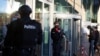 Polisi berpatroli saat berlangsungnya persidangan terhadap empat orang, termasuk seorang diplomat Iran dan pasangan Belgia-Iran di gedung pengadilan di Antwerp, Belgia, Kamis, 4 Februari 2021.