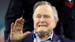 Tư liệu - Cựu Tổng thống Mỹ George H.W. Bush tại một trận đấu bóng bầu dục ở Houston, bang Texas, ngày 5 tháng 2, 2017. 