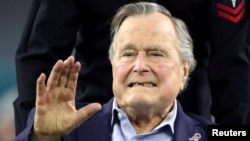 Mantan Presiden AS George H.W. Bush tiba untuk menyaksikan laga Super Bowl LI antara New England Patriots dan Atlanta Falcons di Houston, Texas, 5 Februari 2017. 