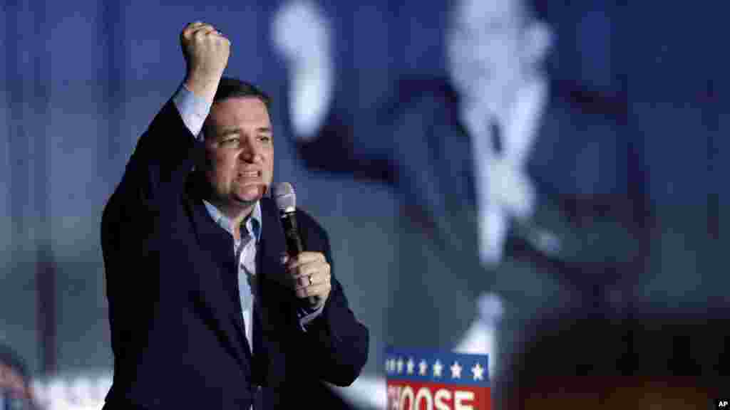 Point levé, le candidat républicain Ted Cruz, harangue ses partisans lors d'un rassemblement au State Fairgrounds dans l'état de l'Indiana, 2 mai 2016.