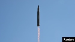 북한이 4일 대륙간탄도미사일(ICBM) '화성-14' 발사에 성공했다며 발사 장면을 공개했다. 미사일이 발사 직후 화염을 내뿝으며 솟아오르고 있다.