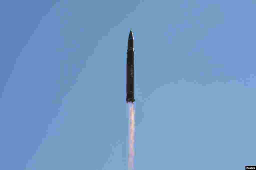 북한이 발사한 대륙간탄도미사일 &#39;화성-14형&#39;이 상공으로 치솟고 있다.