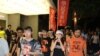 香港学联、学民思潮代表在8月31日占中抗命集会上(美国之音海彦拍摄) 