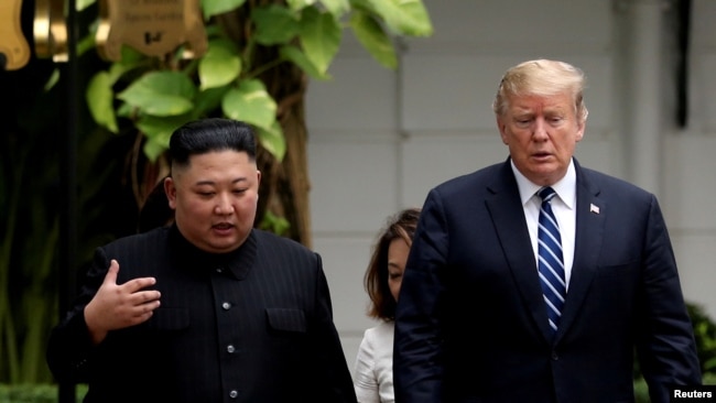 资料照：美国总统特朗普2019年2月28日在河内举行美朝第二次峰会时会晤朝鲜领导人金正恩。