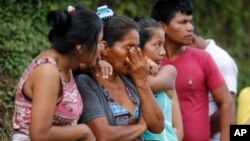 People line up outside a cemetery to looking for their missing relatives in Mocoa, Colombia, April 2, 2017. 