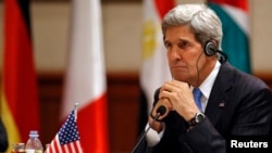 U.S. Secretary of State John Kerry listens to remarks at a meeting on Syria in Amman, May 22, 2013. REUTERS/Jim Young (JORDAN - Tags: POLITICS) - RTXZX1Y