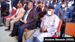 Ouverture de la concertation politique, côte à côte, les Chefs de la Majorité et de l'Opposition, à Madingou, 25 novembre 2020. (VOA/Arsène Séverin)