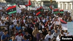 Des manifestants chantent des slogans contre les milices armées le 21 septembre 2012 à Benghazi en Libye.