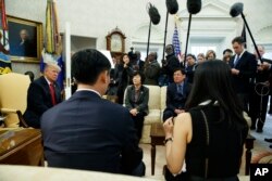 2일 미국 백악관에서 열린 도널드 트럼프 대통령과 탈북민들과의 만남을 기자들이 취재하고 있다.