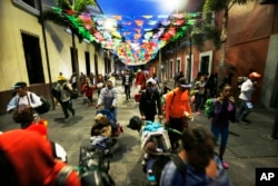 Central American migrants begin their morning trek as part of a thousands-strong caravan hoping to reach the U.S. border, as they depart Cordoba, Veracruz state, Mexico, Nov. 5, 2018.