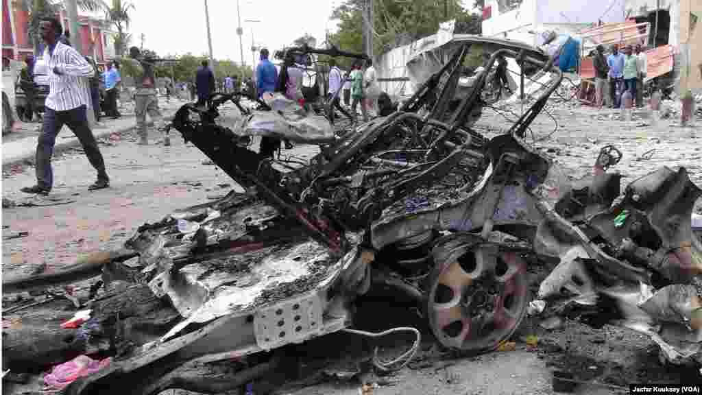 Moja kati ya magari yaliyokua na bomu lililolipuliwa mbele ya hoteli Sahafi, Mogadishu