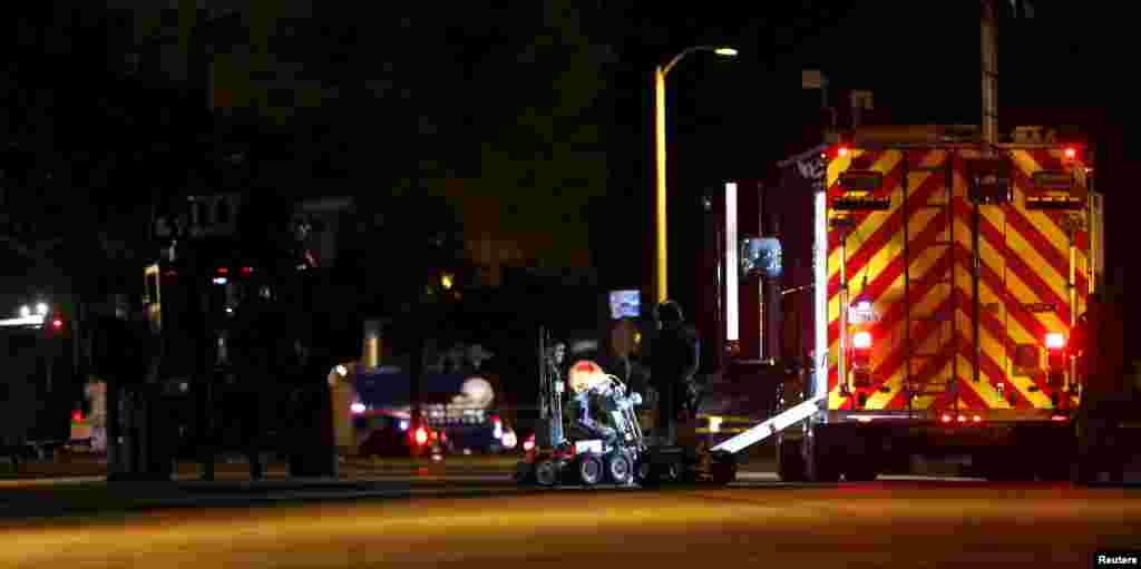 Cảnh sát trên đường phố ở Redlands, California bên ngoài ngôi nhà của một trong những nghi can vụ nổ súng ở&nbsp;San Bernardino, ngày 2/12/2015.