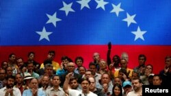 Freddy Guevara (tengah), Wakil Presiden pertama Majelis Nasional dan anggota parlemen koalisi Venezuela dari partai oposisi (MUD), berbicara kepada media dalam sebuah konferensi pers di Caracas, Venezuela, 17 Juli 2017.