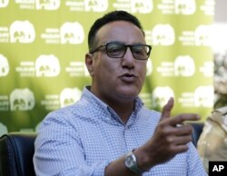   The Cabinet Secretary for Tourism Najib Balala s & # 39; speaks to reporters in Nairobi, Kenya, July 17, 2018, after visiting the Tsavo National Park is, after the death of eight black rhinos that were moved to Tsavo National park East. 