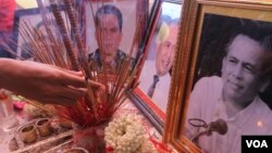 Photos of analyst Kem Ley at his funeral ceremony in Buddhist pagoda Wat Kdei Chas, in the outskirt of Phnom Penh, on Monday, July 11, 2016. (Hean Socheata/VOA Khmer)