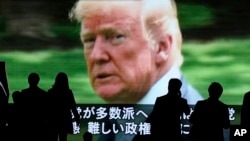 7일 일본 도쿄의 거리에 설치된 전광판에 미국의 중간선거 결과를 보도하는 방송이 나오고 있다. 