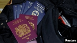 英國國民海外護照與香港特區護照（路透社照片）