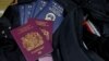英國國民海外護照與香港特區護照（路透社照片）