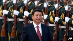 中国国家主席习近平在北京的人民大会堂外检阅仪仗队。（资料照）